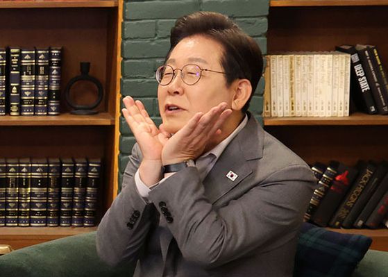 이재명 더불어민주당 대선후보가 28일 ‘1400만 개미와 한 배 탔어요’ 유튜브 라이브를 진행하고 있다. 이 후보는 이날 정책공약집 ‘이제부터 진짜 대한민국’을 발표했다. 김성룡 기자