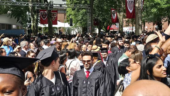 27일(현지시간) 미국 매사추세츠주 케임브리지 하버드대 캠퍼스 ‘하버드 야드’에서 열린 졸업식 리허설 행사를 마친 뒤 검정색 가운을 입은 졸업생들이 행사장을 빠져나오고 있다. 사진은 기사 본문과 무관. 케임브리지=문진욱 기자