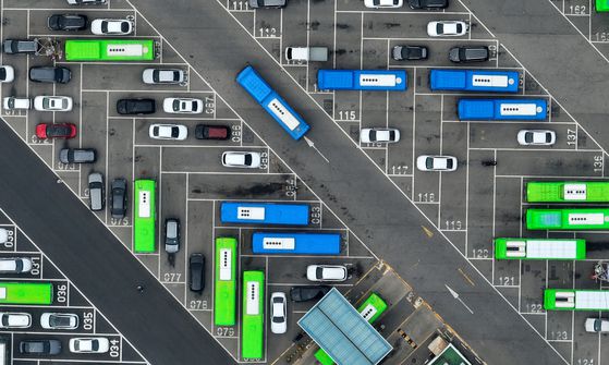 서울 시내버스 노조가 임금·단체협약(임단협) 협상이 결렬됐지만 예고한 파업을 미루기로 한 28일 서울 시내의 한 공영버스 차고지에 버스들이 세워져 있다.   [연합뉴스]