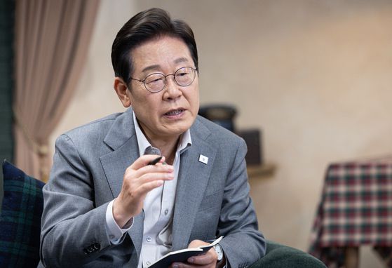 더불어민주당 이재명 대선 후보가 28일 서울 강남구의 한 스튜디오에서 열린 K-이니셔TV '1400만 개미와 한배 탔어요' 유튜브 라이브에서 발언하고 있다. 연합뉴스