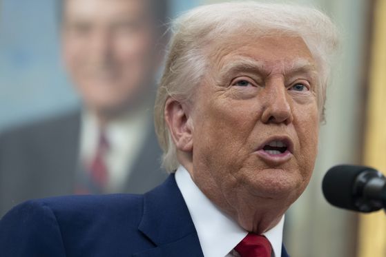 도널드 트럼프 미국 대통령의 상호관세에 미국 법원이 제동을 걸었다. 미 온라인매체 악시오스는 이번 판결을 내린 판사 3명은 각각 로널드 레이건, 버락 오바마, 트럼프 정부에서 임명한 사람들이었다고 전했다. 사진은 28일 미국 워싱턴 DC 백악관 대통령 집무실에서 제닌 피로 컬럼비아 특별검사의 취임식에서 연설하는 트럼프. EPA=연합뉴스