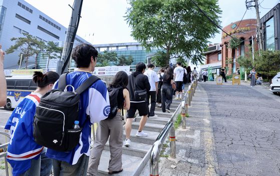 29일 기표소밖 투표용지 반출사고가 발생한 구신촌동주민센터에서 시민들이 투표를 하기 위해 대기하고 있다. 장진영 기자