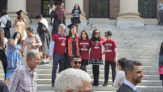졸업식을 이틀 앞둔 27일(현지시간) 미국 매사추세츠주 케임브리지 하버드대 캠퍼스에서 이 학교 졸업생과 하버드 기념 티셔츠를 맞춰 입은 가족이 단체로 기념사진을 찍고 있다. 사진은 기사 본문과 무관. 케임브리지=김형구 특파원