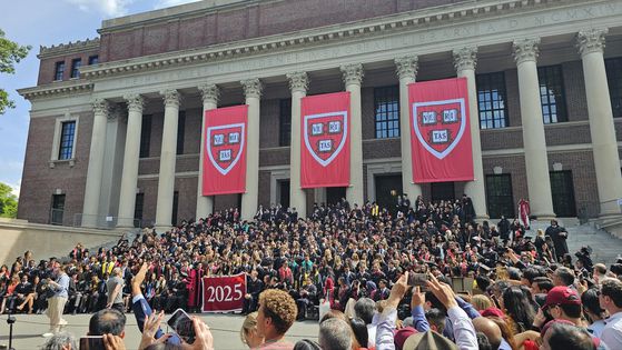 27일(현지시간) 미국 매사추세츠주 케임브리지 하버드대 와이드너 도서관 앞에서 졸업식 리허설 행사를 마친 졸업생들이 단체 사진을 찍고 있다. 케임브리지=김형구 특파원