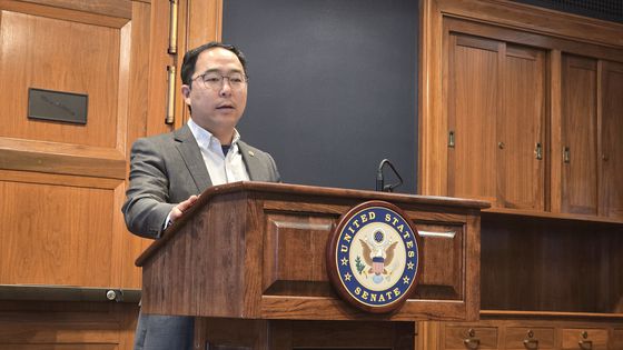 한국계 최초 미국 상원의원인 앤디 김 상원의원이 28일(현지 시간) 미국 워싱턴DC 국회의사당 상원 건물에서 한국 언론과 기자간담회를 열고 발언하고 있다. 워싱턴=강태화 특파원