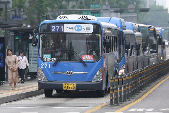 28일 오전 서울 종로구 광화문역 버스정류장에서 시민들이 버스에서 내려 이동하고 있다.   [연합뉴스]