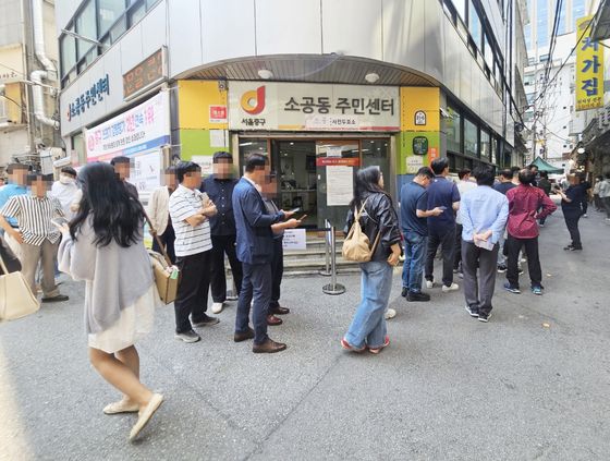 제21대 대통령선거 사전투표가 시작된 29일 낮 서울 중구 소공동 사전투표소 앞에 점심시간에 짬을 내 들른 직장인 등 유권자들이 길게 늘어서 있다. 신혜연 기자