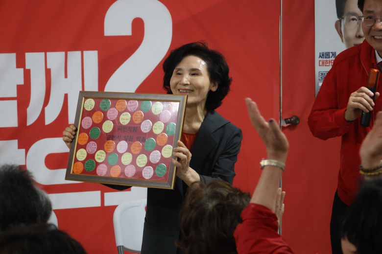 김문수 국민의힘 대선 후보의 배우자 설난영씨가 지난 27일 전라남도 순천에서 열린 순천시 선대위 회의에 참석하고 있다. 사진 국민의힘