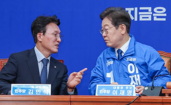 이재명 후보와 김민석 위원장은 동갑(1964년생)이다. 김 위원장은 인터뷰에서 "이 후보에게 만약 당선이 되면 집권 후에도 TK(대구 경북)에서 정말 획을 긋는 성과를 냈으면 좋겠다고 제언했고 후보도 같은 생각"이라고 전했다. 사진은 두 사람이 지난달 28일 서울 여의도 국회에서 열린 최고위원회의에 참석해 대화하는 모습.뉴스1