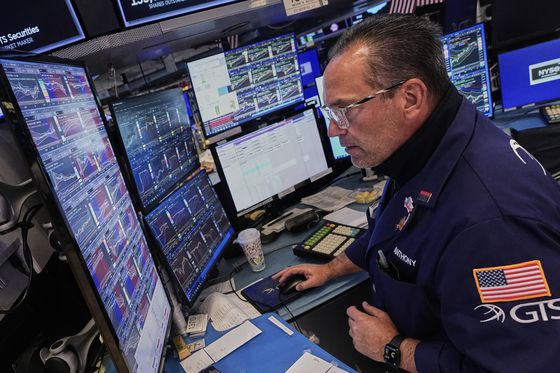 27일(현지시간) 뉴욕증권거래소에서 한 시장전문가가 시장 상황을 주시하고 있다. AP=연합뉴스