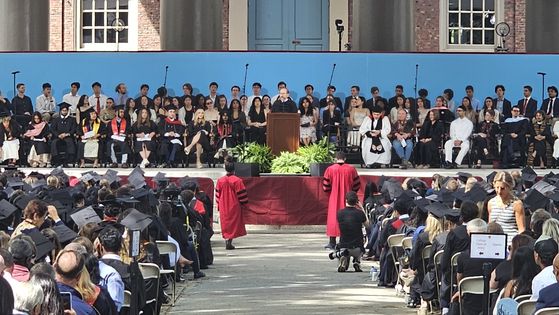 27일(현지시간) 미국 매사추세츠주 케임브리지 하버드대 캠퍼스 ‘하버드 야드’에서 졸업식 리허설 행사가 열리고 있다. 케임브리지=김형구 특파원