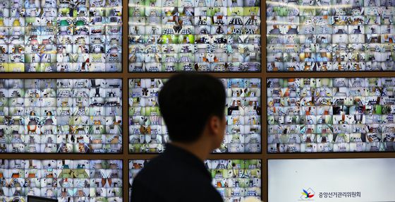 제21대 대통령선거 사전투표 둘째 날인 30일 오전 경기도 과천 중앙선거관리위원회 선거종합상황실에서 관계자들이 관내사전투표함 보관장소 CCTV를 모니터링하고 있다. 뉴스1