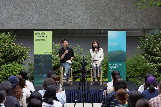 출판사 대표로 나선 배우 박정민과 소설가 김금희가 '첫 여름, 완주' 북토크를 진행 중이다. 사진 LCDC SEOUL
