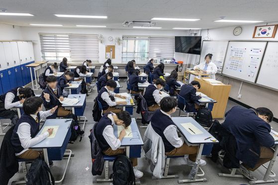 전국연합 학력평가가 실시된 3월 26일 오전 서울 금천구 금천고등학교에서 학생들이 시험 준비를 하고 있다. 뉴스1