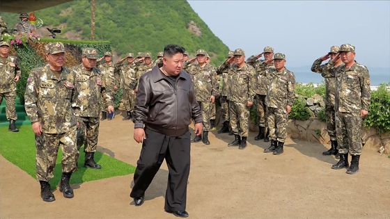 김정은 북한 국무위원장이 지난 29일 조선인민군 대연합부대 포병구분대들 사이 포사격경기를 참관하는 모습. 조선중앙TV캡처, 연합뉴스