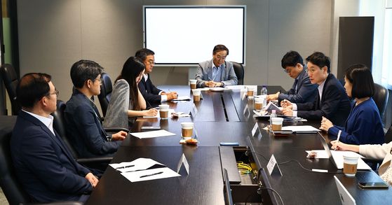 중앙일보 독자위원들이 지난 27일 본사에서 제62회 독자위원회를 진행하고 있다. 왼쪽부터 주영환 변호사, 김주형 서울대 교수, 홍지혜 마이아트컴퍼니 대표, 지철호 법무법인 원 고문, 오세정 위원장(전 서울대 총장), 심재웅 숙명여대 교수, 이재국 성균관대 교수, 유재연 옐로우독 파트너. 김종호 기자