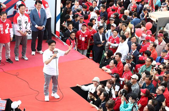 김문수 국민의힘 대통령 후보가 30일 강원 원주 문화의거리에서 유세하고 있다. 뉴스1