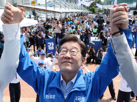 이재명 더불어민주당 대선 후보가 30일 오후 강원도 춘천시 춘천역광장에서 유세하고 있다. 김성룡 기자