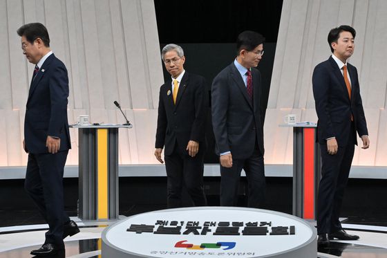 이재명 더불어민주당 대통령 후보(왼쪽부터), 권영국 민주노동당 대통령 후보, 김문수 국민의힘 대통령 후보, 이준석 개혁신당 대통령 후보가 27일 서울 마포구 상암동 MBC 스튜디오에서 진행된 정치 분야 TV토론회에 참석해 포즈를 취한 후 자리로 돌아가고 있다. 뉴스1