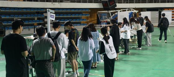 제21대 대통령선거 사전투표 둘째 날인 30일 오전 전북 전주시 덕진구 전주실내체육관에 마련된 사전투표소를 찾은 시민들이 투표를 하기 위해 줄지어 서 있다. 뉴시스