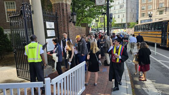 미국 매사추세츠주 케임브리지 하버드대에서 졸업식이 열린 29일(현지시간) 이 학교 졸업생과 그 가족들이 줄을 지어 행사장에 들어가고 있다. 케임브리지=김형구 특파원