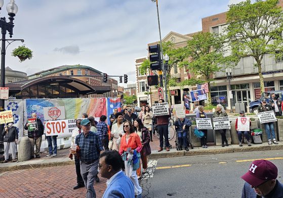 미국 매사추세츠주 케임브리지 하버드대에서 졸업식이 열린 29일(현지시간) 이 학교 캠퍼스 인근에서 팔레스타인 가자지구 전쟁 중단을 촉구하는 집회가 열리고 있다. 케임브리지=김형구 특파원