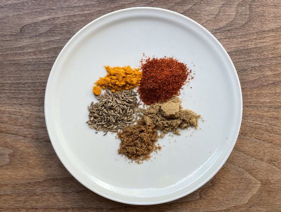고기가 없어도 깊은 맛을 내는 비결은 강황, 큐민, 마늘, 생강 같은 향신료다. 사진 김희경