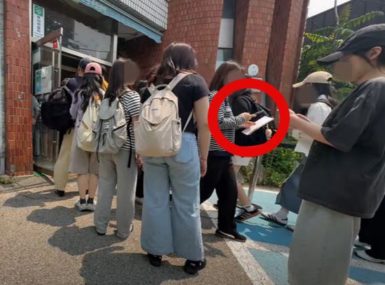 중앙선거관리위원회가 29일 투표용지 반출 논란에 대국민 사과를 했지만, 제21대 대통령 선거 사전투표 이틀날에도 관리 부실 문제가 이어졌다. 지난 29일 유권자들이 사전투표소가 설치된 옛 신촌동 주민센터에 대기하는 모습. 유튜브 캡처