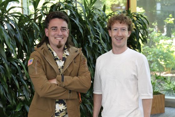 29일(현지시간) 메타는 방산 스타트업 안두릴과 미군용 장비 개발을 위한 협력을 체결했다고 밝혔다. 사진은 팔머 럭키 안두릴 창업자(왼쪽)와 마크 저커버그 메타 최고경영자. 사진 안두릴