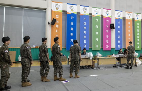제21대 대통령선거 사전투표 둘째날인 30일 오전 인천광역시 일신동 제2사전투표소에서 군장병들이 투표에 참여하기 위해 기다리고 있다. 김정훈 기자