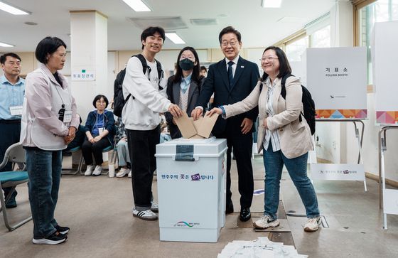 김문수 국민의힘 대선후보가 29일 인천에서 외동딸 동주씨와 사전투표를 하고 있다. 임현동 기자