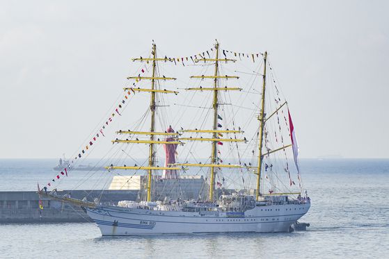 지난해 9월 길이 111m, 폭 13.5m, 무게 2350t의 대형 범선인 인도네시아의 비마수치함이 한국 해군과의 우호 증진을 위해 2박3일 일정으로 부산에 입항했다. 승조원들이 돛대에 도열해 있다. [연합뉴스]