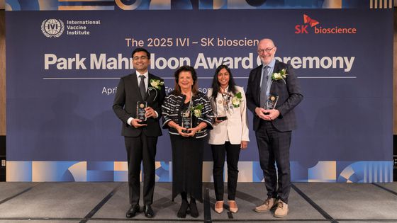 지난달 30일 SK바이오사이언스가 후원하고 국제백신연구소가 주최하는 2025년 박만훈상 시상식에서 수상자들이 기념 촬영을 하고 있다. 사진 왼쪽부터 아난다 산카 반디요파디야 박사, 루이자 헬레나 트라자노 대표, 스베타 자넘팔리 대표, 스베타 자넘팔리 교수. 사진 SK바이오사이언스