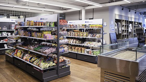 서울 강남구 토스 본사 안에 있는 편의점. 라면과 과자 같은 각종 간식 뿐 아니라 머리끈이나 칫솔 등의 생필품도 있다. 토스는 총 7곳의 사내 편의점을 운영 중이고, 직원들은 모두 무제한 무료로 이용할 수 있다. 사진 토스