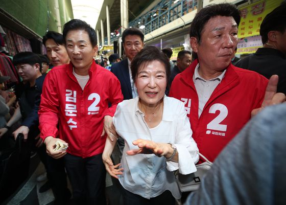 박근혜 전 대통령이 31일 오후 대구 중구 서문시장을 찾아 구름 인파 속을 지나며 시민들과 인사하고 있다. 뉴스1