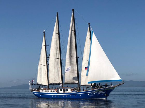 우리나라 유일의 범선인 코리아나호가 돛을 펴고 바다를 가르고 있다. [사진 정채호]