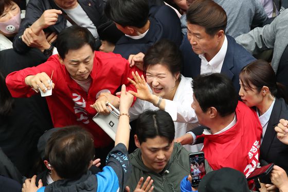 박근혜 전 대통령이 31일 오후 대구 중구 서문시장을 방문해 시민들에게 인사하고 있다. 연합뉴스