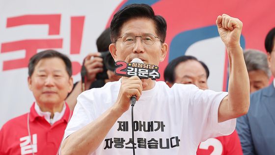 김문수 국민의힘 대선 후보가 30일 강원 원주시 문화의거리에서 '제 아내가 자랑스럽습니다'라고 적힌 티셔츠를 입고 유세를 하고 있다. 연합뉴스