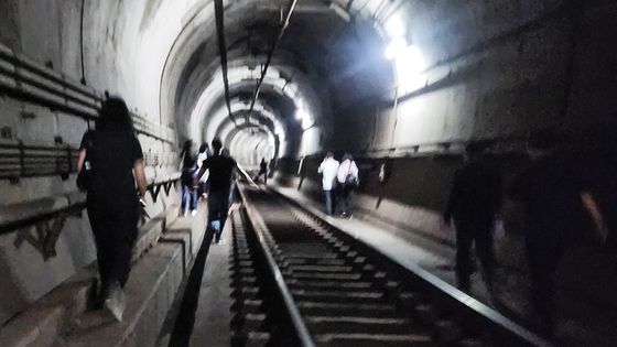 31일 오전 서울 지하철 5호선 여의나루~마포역에서 발생한 방화로 다친 승객들이 마포역 2번 출구 앞에서 소방으로부터 응급처치를 받고 있다. 이영근 기자