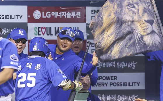 투런 홈런 직후 더그아웃에 돌아와 동료들과 코칭 스태프의 환영을 받는 김태훈(25번). 연합뉴스