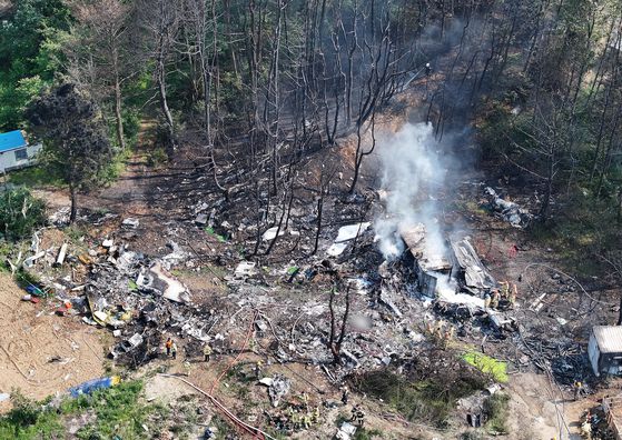 지난달 29일 오후 1시 50분께 경북 포항시 남구 동해면 신정리 한 야산에 해군 초계기가 추락한 가운데 군과 소방 당국 등 관계기관이 현장 수습을 하고 있다. 연합뉴스