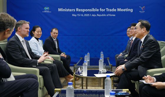 정인교 산업통상자원부 통상교섭본부장이 지난달 15일 제주 서귀포시 제주국제컨벤션센터에서 열린 '2025 아시아 태평양 경제협력체(APEC) 통상장관회의'에서 제이미슨 그리어 미국무역대표부(USTR) 대표와 면담을 갖고, 양국 간 통상협력 방안을 논의하는 모습. 사진 산업통상자원부