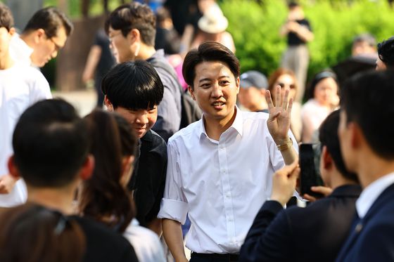 이준석 개혁신당 대선 후보가 1일 경기도 화성시 동탄호수공원에서 열린 유세에서 시민들에게 지지를 호소하고 있다. 김종호 기자 20250601