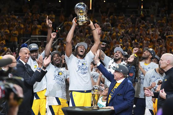 챔프전 진출을 확정하고 기뻐하는 인디에나 선수들. 왼쪽은 인디애나 레전드 레지 밀러. AP=연합뉴스