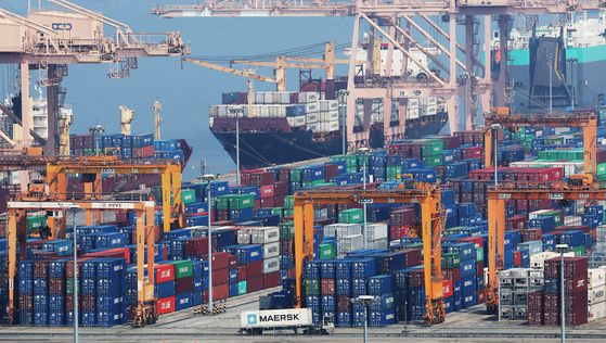 1일 경기도 평택항에 컨테이너가 쌓여 있는 모습. 연합뉴스