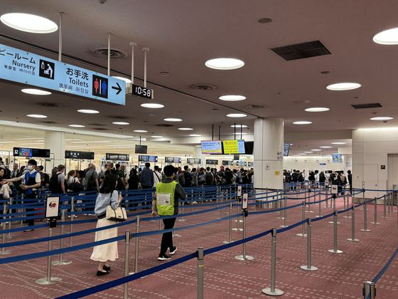 한일 수교 60주년을 기념해 1일 일본 하네다 공항에 설치된 한국인 전용 입국심사대로 들어가는 한국인 관광객. 옆에 있는 외국인 레인에 긴 줄이 늘어서있는 것과는 대조적으로 줄서기 없이 입국심사대를 통과할 수 있다. 김현예 특파원