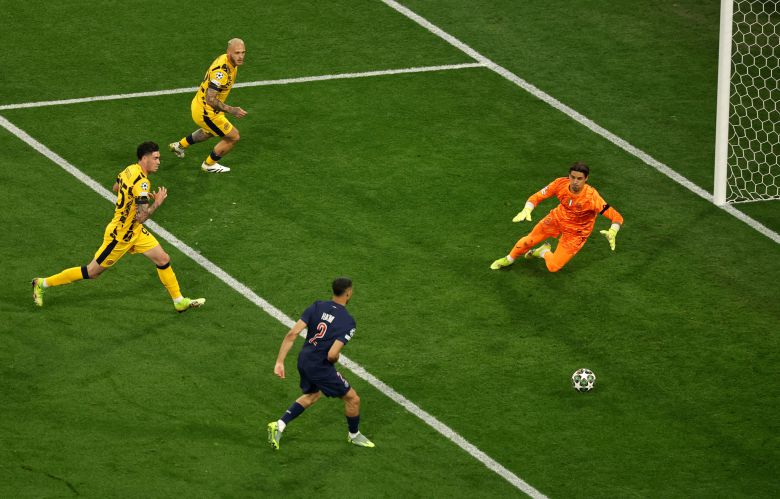 PSG 하키미(오른쪽)가 유럽 챔피언스리그 결승전에서 선제골을 터트리고 있다. [EPA=연합뉴스]