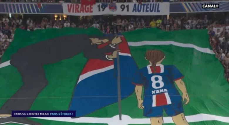 PSG 팬들이 엔리케 감독과 그의 딸이 함께 깃발을 꽂는 그림이 그려진 대형 현수막을 펼쳤다. [사진 카날플러스 캡처]