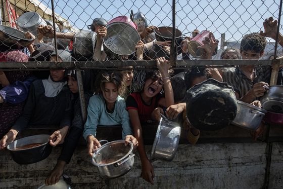 지난달 30일 가자지구 칸유니스에서 주민들이 자선단체가 제공하는 식량 배급을 받기 위해 모여 있다. EPA=연합뉴스