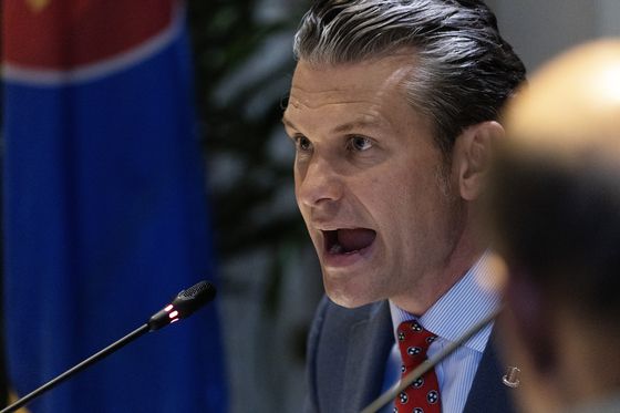 피트 헤그세스 미 국방장관이 30일(현지시간) 싱가포르에서 열린 샹그릴라 대화 국방 정상회의의 부대행사에서 아세안(ASEAN) 국가의 국방장관들과의 회의에서 발언하던 중 목소리를 높이고 있다. EPA=연합뉴스